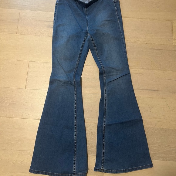 FREE PEOPLE STRETCH FLARES - Picture 7 of 11